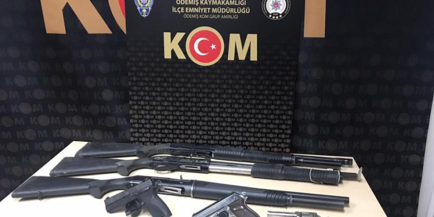 İzmir polisi, silah tacirlerini yakaladı