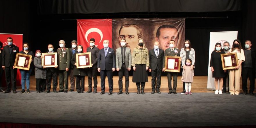 İzmir’de şehit aileleri ve gazilere devlet övünç madalyası