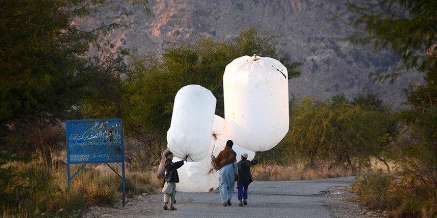 Tarladan eve poşetle doğal gaz taşıyorlar