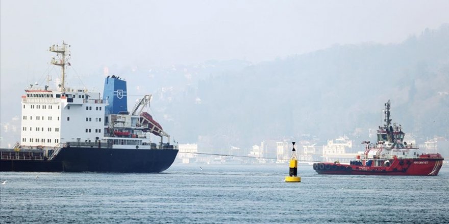 İstanbul Boğazı'nda karaya oturan yük gemisi kurtarıldı