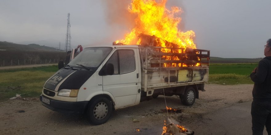 Seyir halindeki kamyonetin kasasındaki eşyalar alev aldı