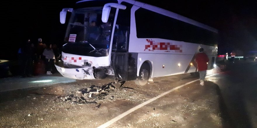 Muğla'da otobüsle otomobilin çarpışması sonucu 2 kişi yaralandı