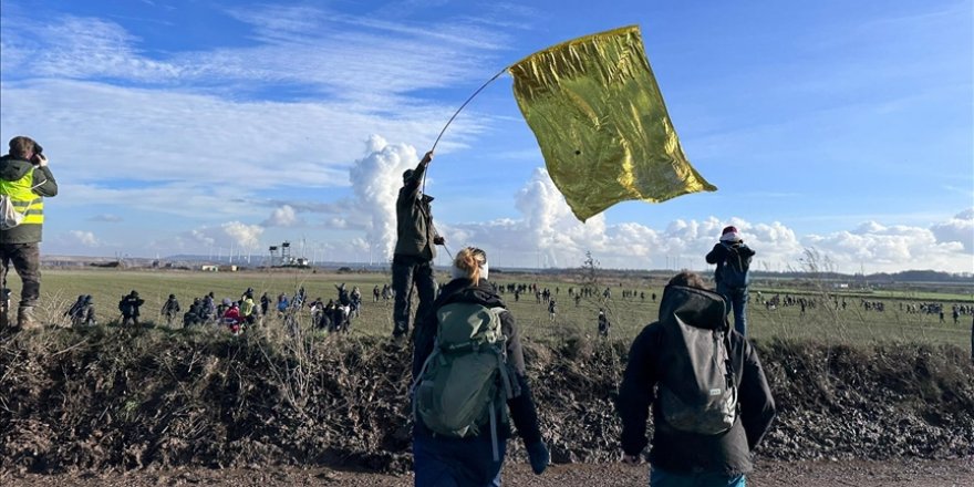 Polis Lützerath'taki madene karşı çıkan çevrecilere sert müdahalede bulundu