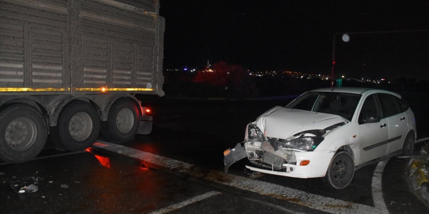 İzmir'de tır ile otomobilin çarpışması sonucu 1 kişi yaralandı