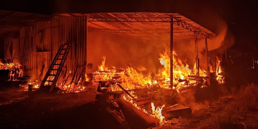 Muğla'da mobilya atölyesinde çıkan yangın hasara neden oldu