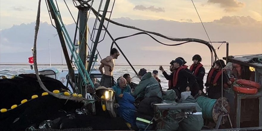 İzmir'de yasa dışı avlanan teknedeki balıkçılara ceza