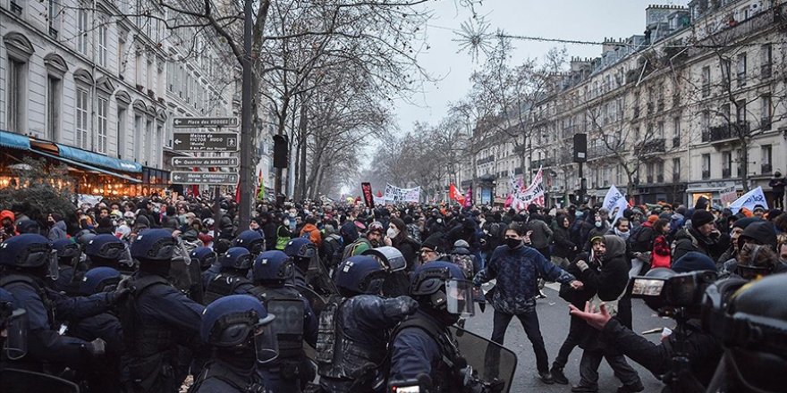 Fransa'da emeklilik reformuna karşı protestolara 1 milyondan fazla kişi katıldı