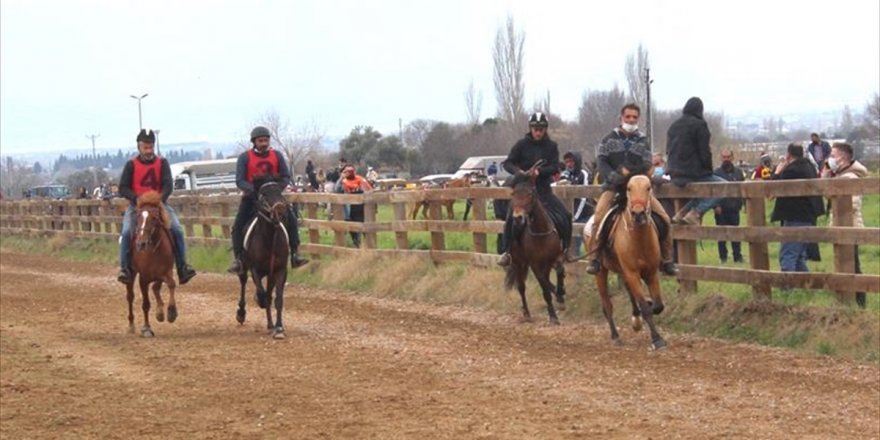 Ödemiş'te şehitleri anma etkinliği kapsamında rahvan at yarışları düzenlendi