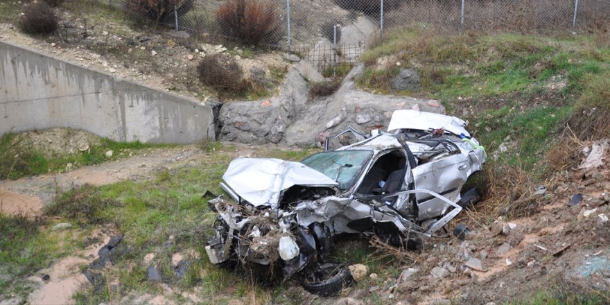 Manisa'da şarampole devrilen otomobildeki 2 kişi ağır yaralandı