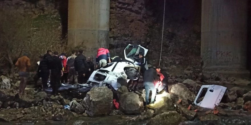 Batman'da köprüden düşen otomobildeki 2 kişi öldü, 1 kişi yaralandı