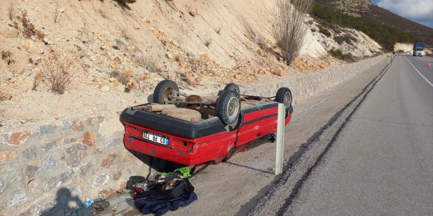 Afyonkarahisar'da devrilen otomobildeki 6 kişi yaralandı