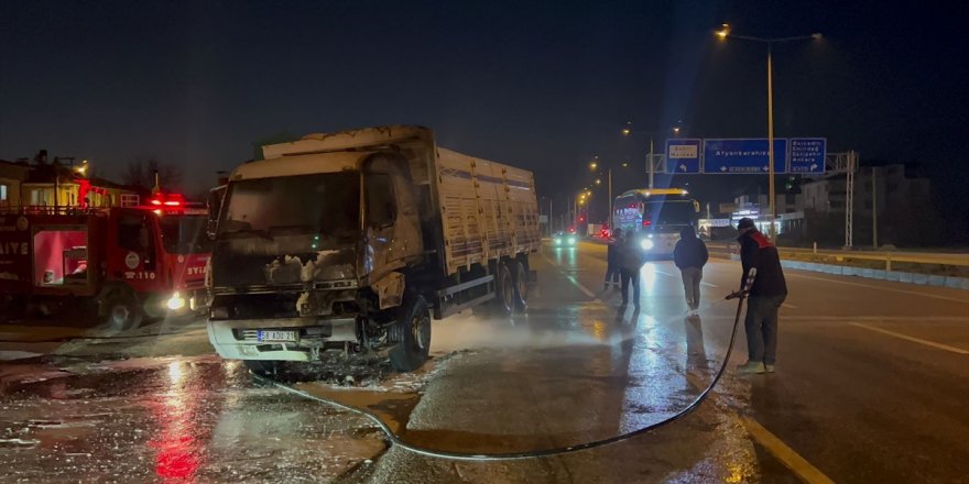Afyonkarahisar'da seyir halindeki mermer yüklü kamyon yandı