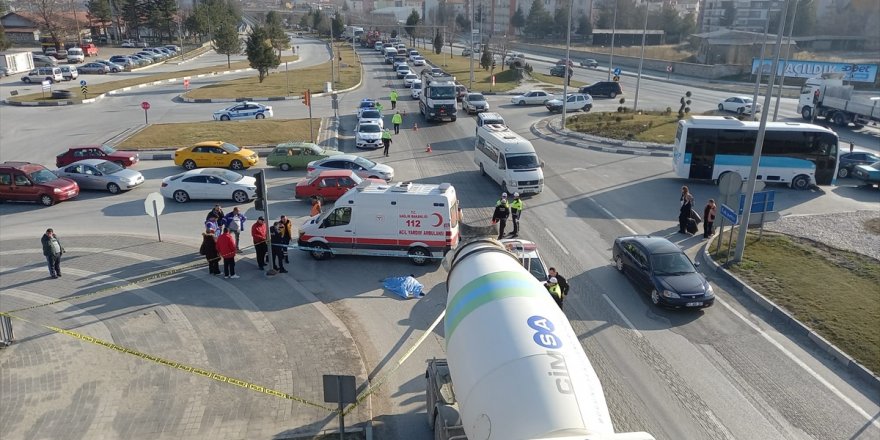 Kütahya'da beton mikserinin çarptığı yaya hayatını kaybetti