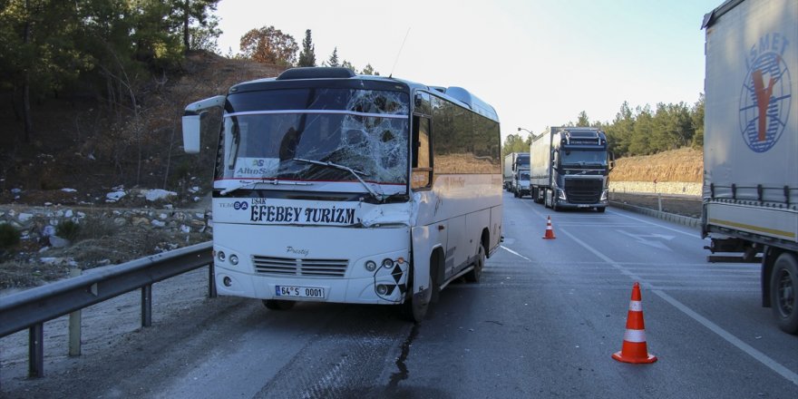 Uşak'ta kamyona çarpan işçi servisindeki 5 kişi yaralandı