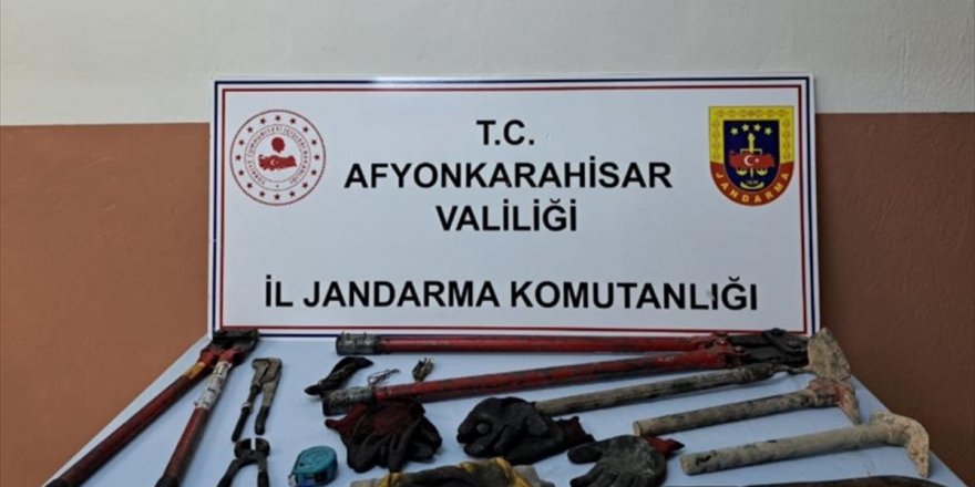 Afyonkarahisar'da tren yolunda demir keserken yakalanan 2 zanlı tutuklandı