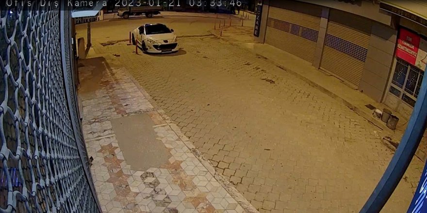 Denizli'de kuyumcudan hırsızlık yapmak isteyen şüpheliler alarm çalınca kaçtı