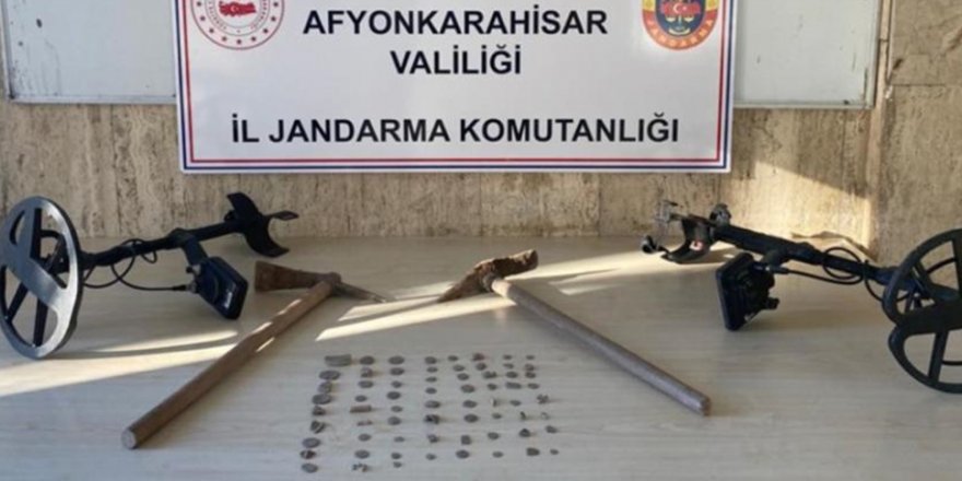 Afyonkarahisar'da kaçak kazı yapan 5 şüpheli yakalandı