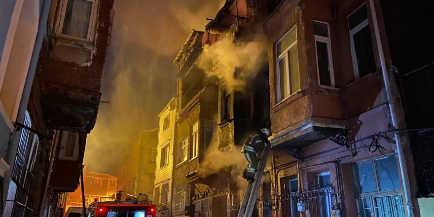 Fatih'te 2 katlı binada çıkan yangın söndürüldü