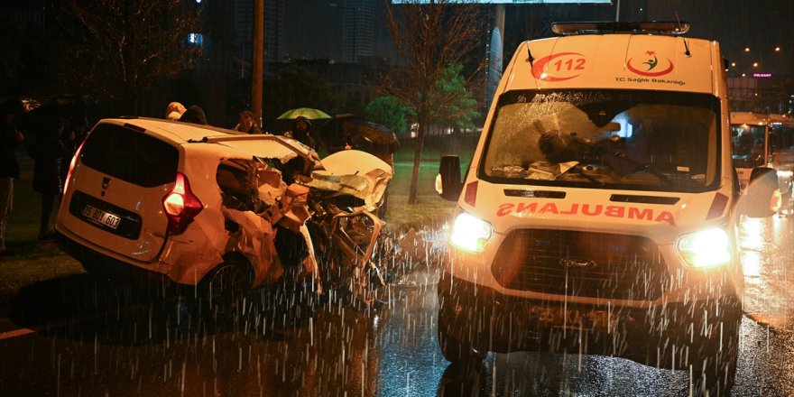İzmir'de servis minibüsüne çarpan ticari aracın sürücüsü yaralandı