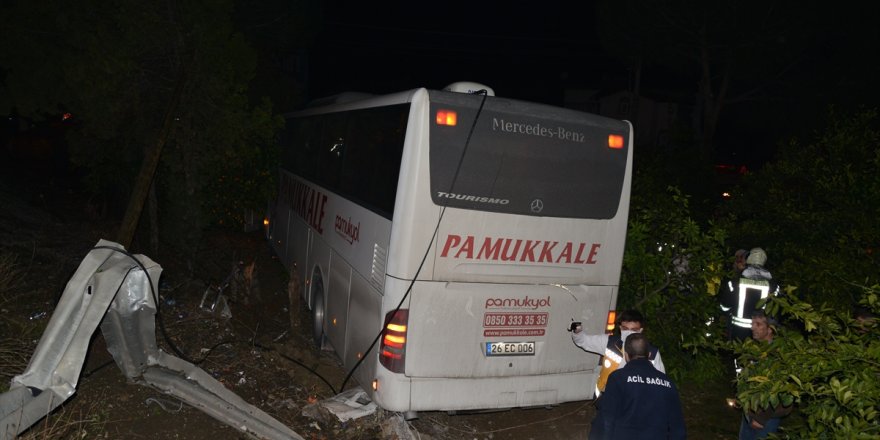 Manisa'da yolcu otobüsü ile kamyonetin çarpışması sonucu 7 kişi yaralandı