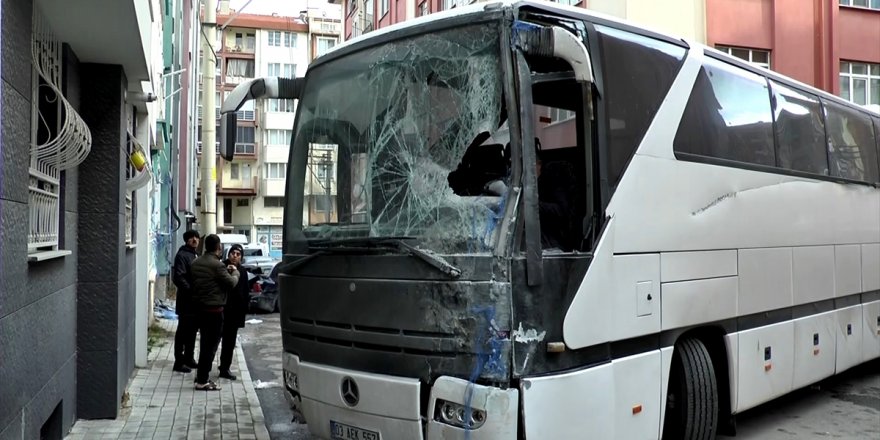 Kütahya'da freni boşalan otobüs, 6 aracın ardından apartmanın duvarına çarptı