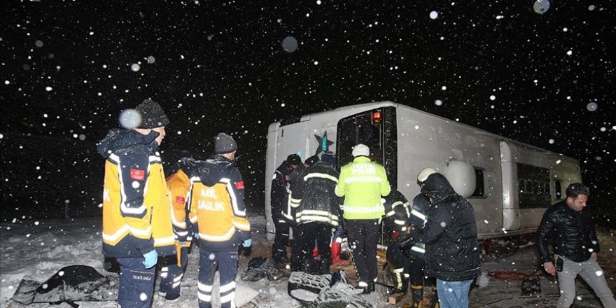 Tokat'ta yolcu otobüsünün devrilmesi sonucu 1 kişi öldü, 15 kişi yaralandı