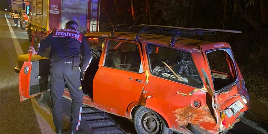 Aydın'da otomobille tırın çarpışması sonucu 4 kişi yaralandı