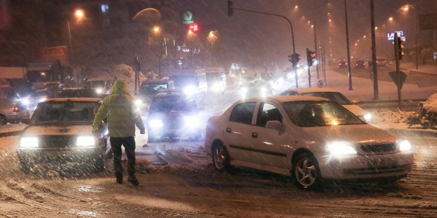 Denizli'de kar yağışı trafikte aksamalara neden oluyor