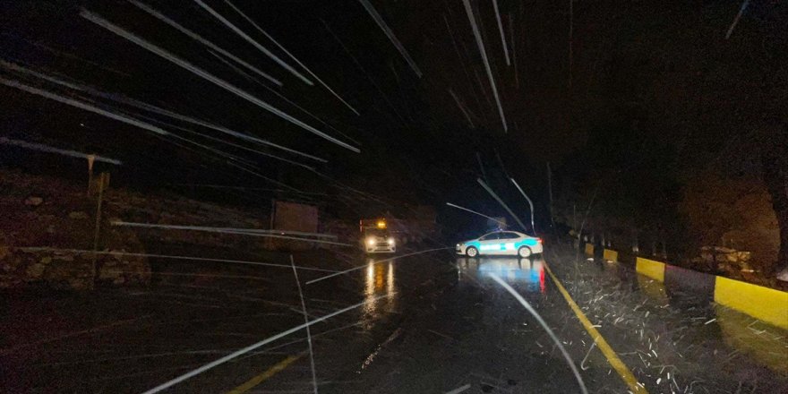 Muğla-Denizli kara yolu kar yağışı nedeniyle ulaşıma kapandı