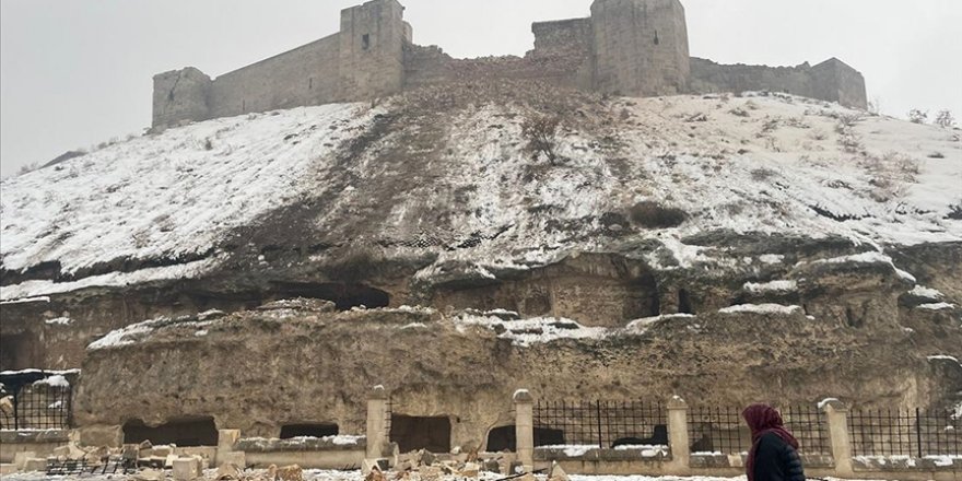 Depremde tarihi Gaziantep Kalesi de hasar gördü