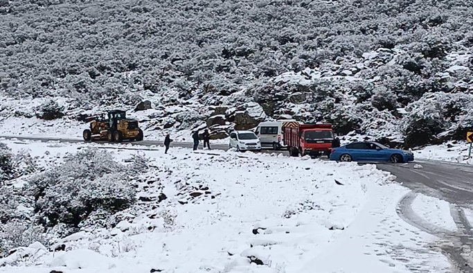 İzmir'de kar ve fırtınada mahsur kalan 5 kişi kurtarıldı