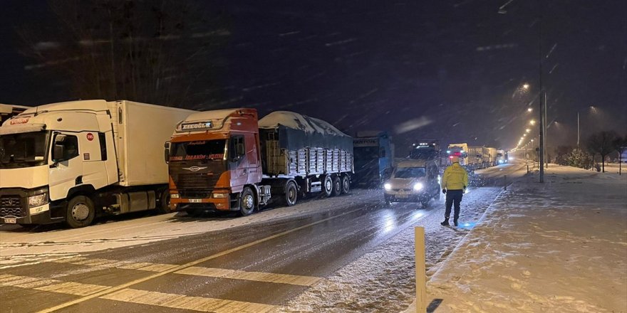 Afyonkarahisar'da kar yağışı etkili oluyor