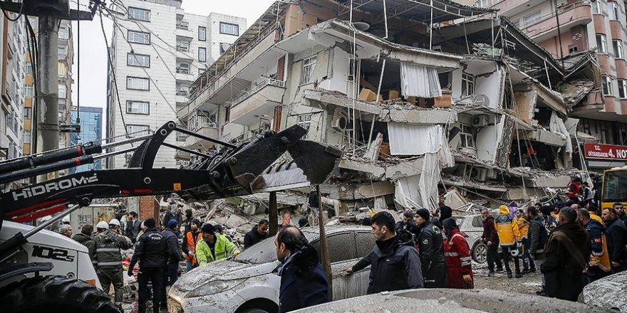 Diyarbakır'da yıkılan binalarda arama kurtarma çalışması devam ediyor