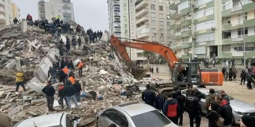 Adana'da yıkılan binalarda arama kurtarma çalışması devam ediyor