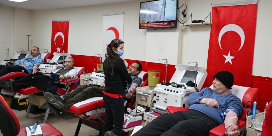 Deprem acısı taze olan İzmir'den deprem bölgesine kan bağışı