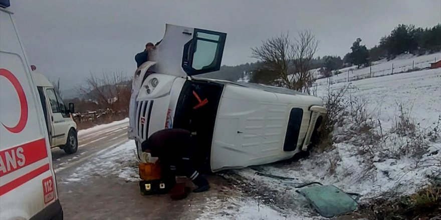 Kütahya'da devrilen işçi servisinde bulunan 15 kişi yaralandı