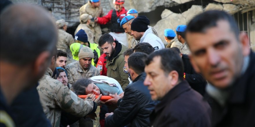 İskenderun Devlet Hastanesinin depremde çöken ek binasından karı koca kurtarıldı
