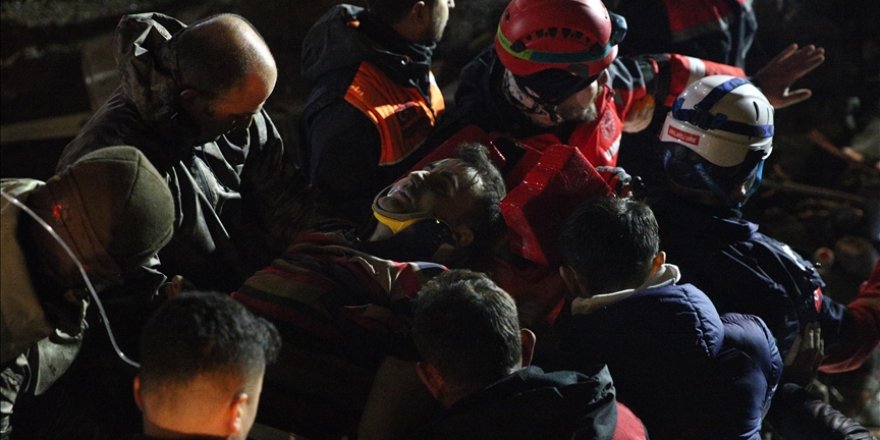 Osmaniye'de depremde yıkılan bir binanın enkazından 26 saat sonra bir kişi kurtarıldı