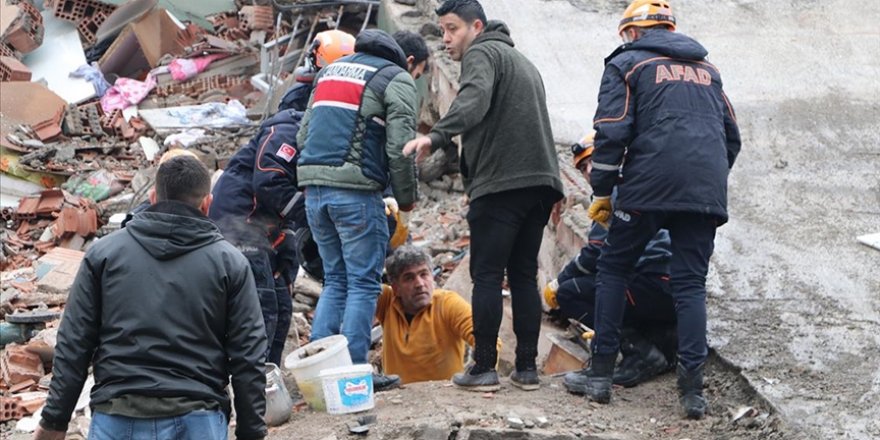 AFAD, deprem bölgelerinde 13 bin 740 arama kurtarma personelinin görevlendirildiğini açıkladı
