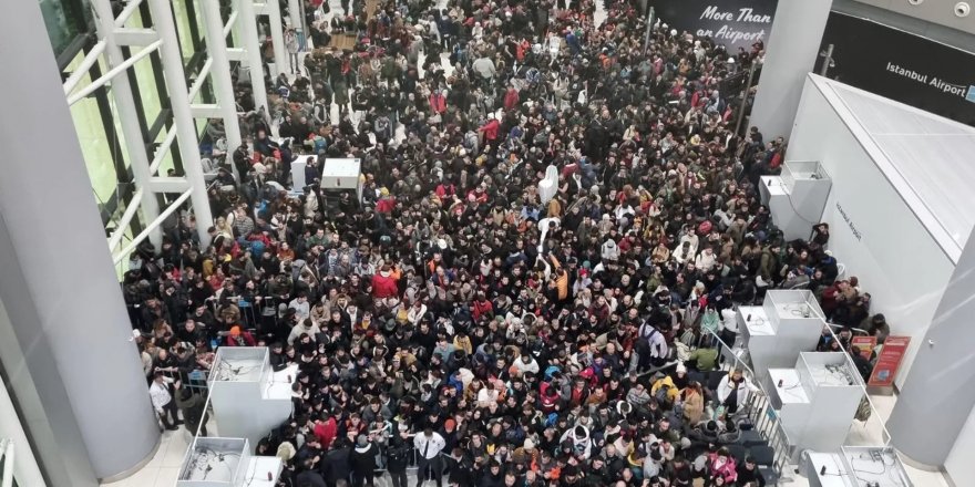 Deprem bölgesine gitmek için İstanbul Havalimanı’na gelen gönüllüler yoğunluğa neden oldu