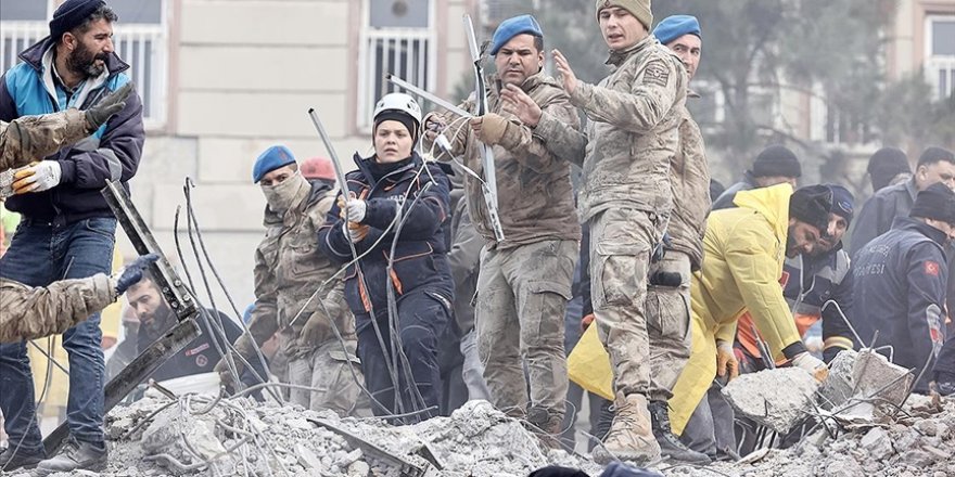 Mehmetçik deprem bölgesindeki vatandaşlara yardım elini uzatıyor