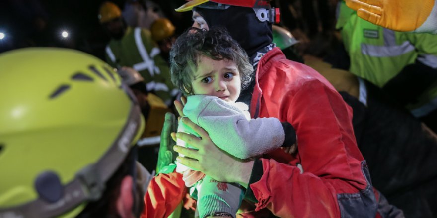 Hatay'da depremden yaklaşık 44 saat sonra anne ve iki yaşındaki kızı kurtarıldı