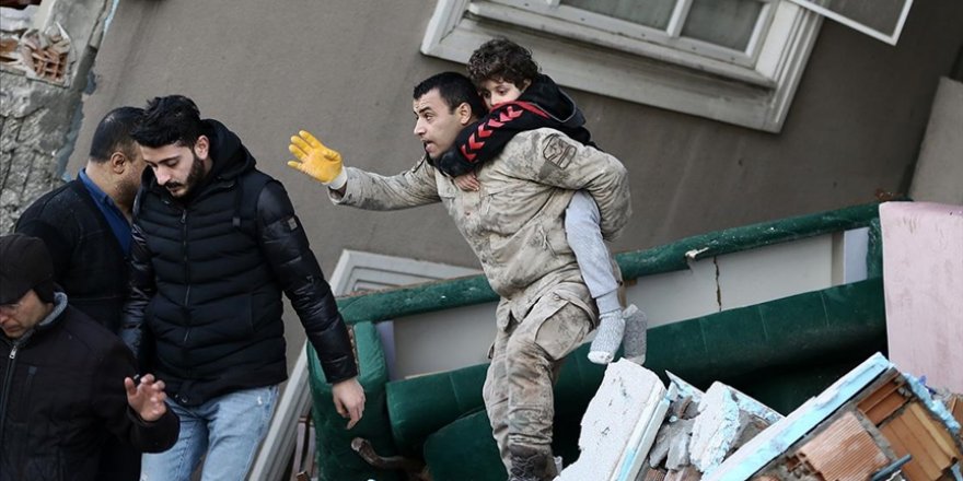 Hatay'da devrilen binadan 8 kişiyi komandolar sağ çıkardı