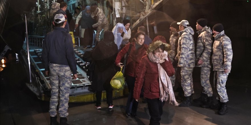 Tahliye talebinde bulunan depremzedeler TSK’nın kargo uçaklarıyla İstanbul’a getirildi