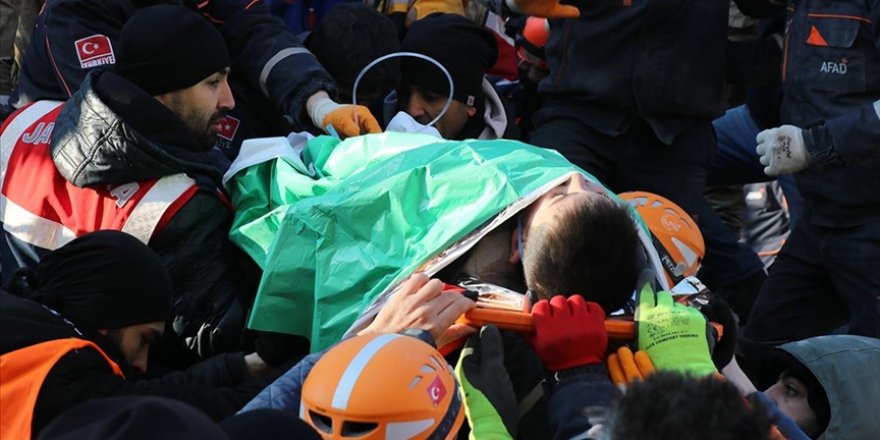 Diyarbakır'da depremde yıkılan binanın enkazından 101 saat sonra anne ve oğlu kurtarıldı