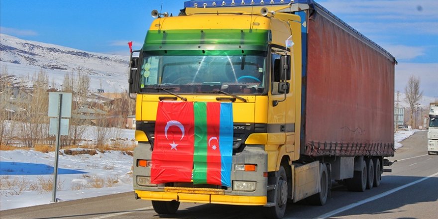Azerbaycan, Türkiye'ye 1000'den fazla çadır gönderdi