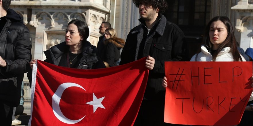 Milano'da Türk öğrenciler depremzedeler için seferber oldu