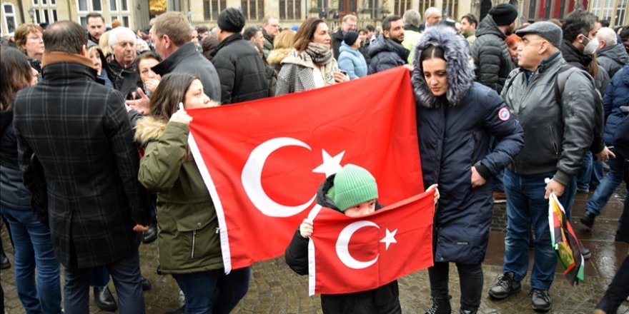 Bremen'de depremde hayatını kaybedenler için bir dakikalık saygı duruşu