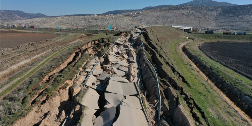 Kahramanmaraş merkezli depremler bazı köy ve mahalle yollarını harap etti