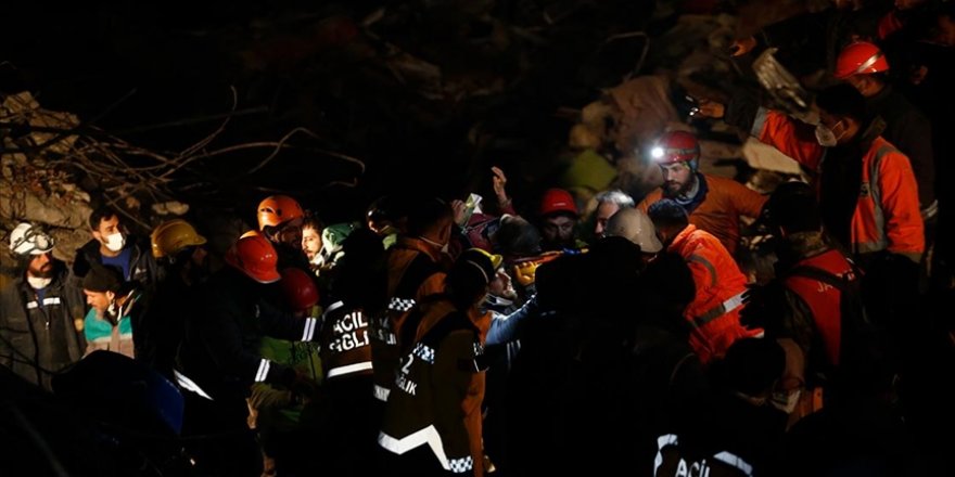 Hatay'da depremin 159. saatinde bir kadın enkazdan sağ çıkarıldı